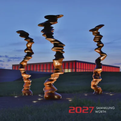 Kunstkalender 2027 Sammlung Würth, Titelblatt: drei hohe Bronzeskulpturen in der Abenddämmerung vor einem rot beleuchteten Museumsbau
